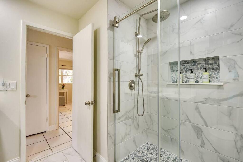 Coconut Cove Mid-Long Term Stays Available Walk To Downtown Trolly To Beaches Sarasota Bagian luar foto