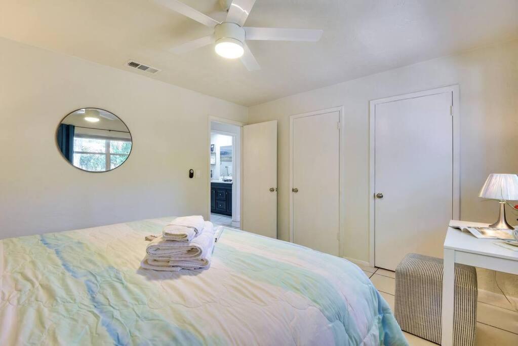 Coconut Cove Mid-Long Term Stays Available Walk To Downtown Trolly To Beaches Sarasota Bagian luar foto